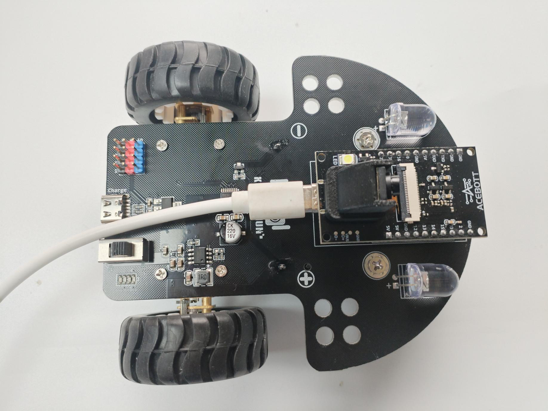Robô RB2686 conectado ao computador com cabo USB de dados para gravação