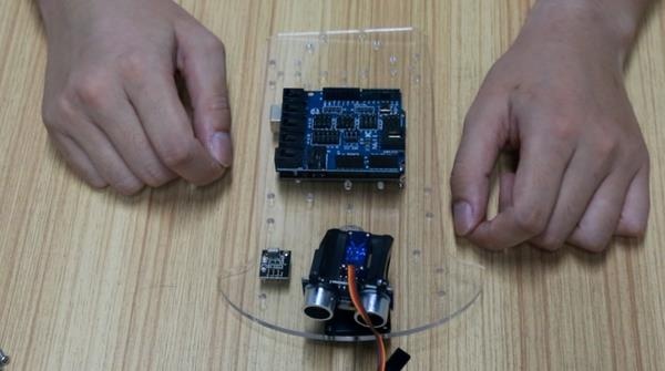 Conclusão da Etapa 3: Conjunto estrutural superior montado com Arduino Uno, shield, servo e sensores