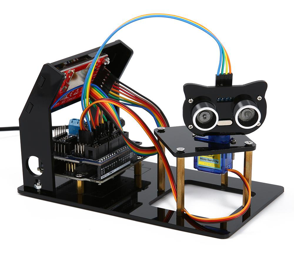 Kit AE320 montado e ligado: torre com Uno, shield, servo, HC-SR04 e TFT com fiação colorida